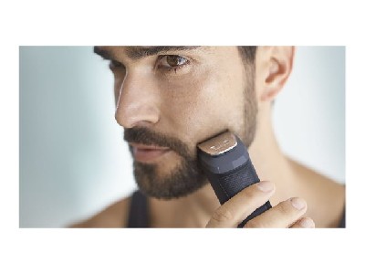 PHILIPS Multigroom series 5000 11-in-1-trimmer on the face
